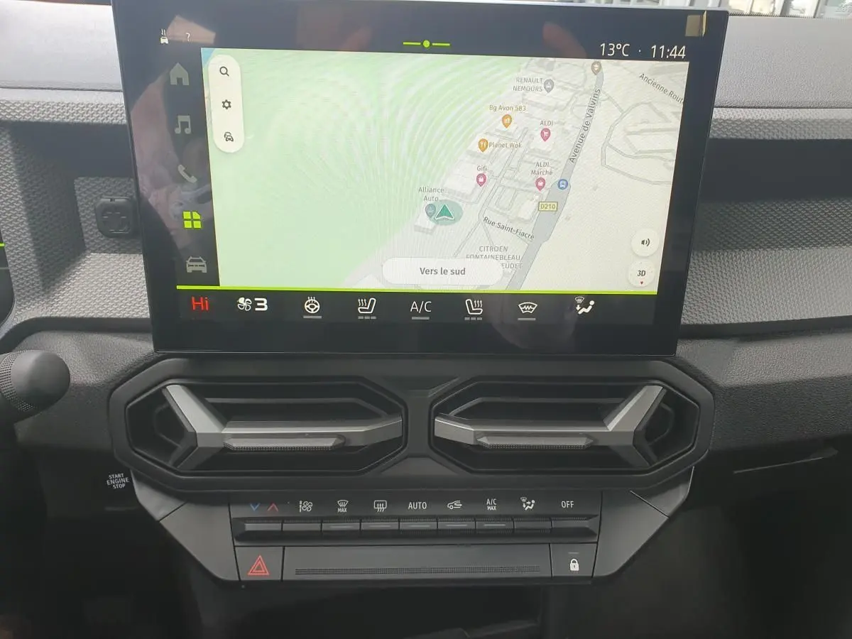 Vue rapprochée de l'écran tactile central et des commandes de climatisation du Dacia Dokker Van gris schiste, version 2026.