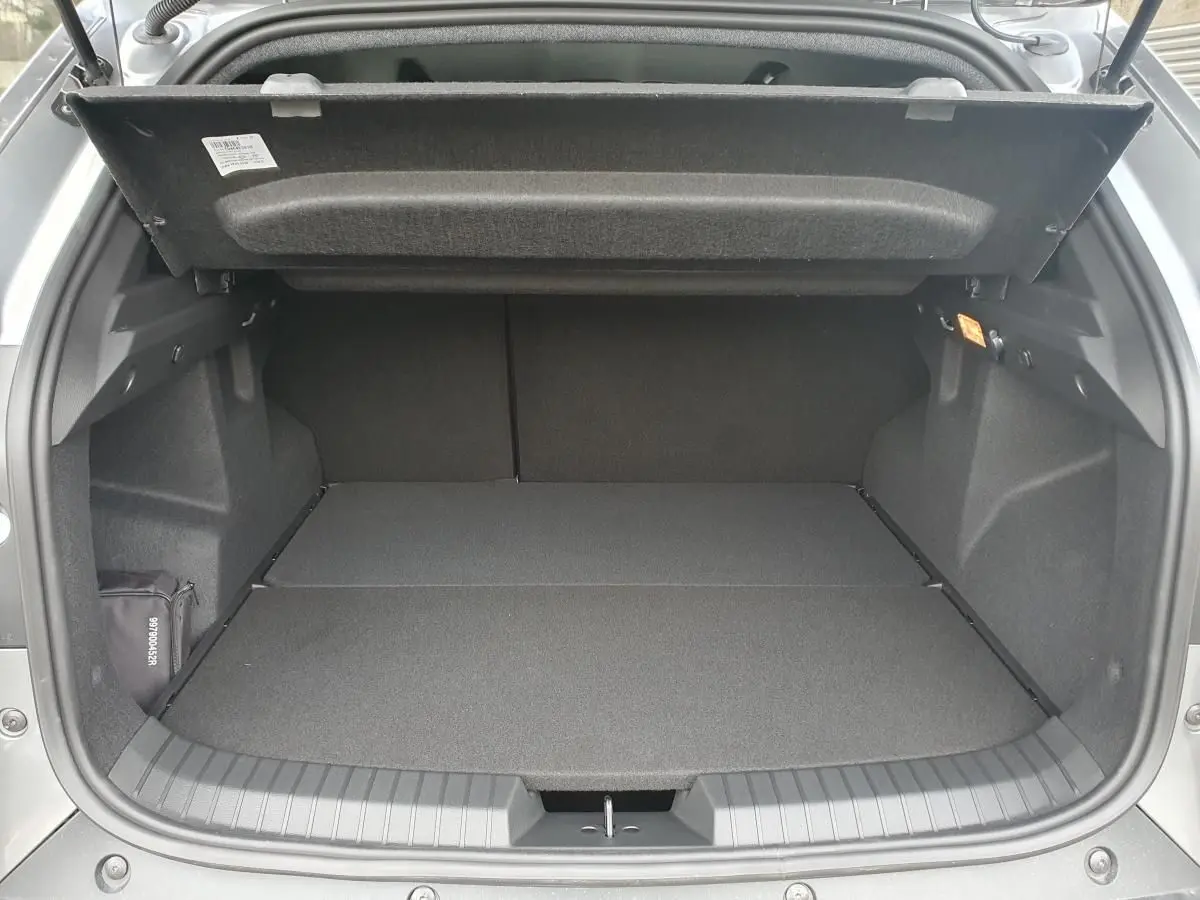 Coffre ouvert vu de l'arrière du Dacia Dokker Van gris schiste, montrant un espace de chargement plat et spacieux.