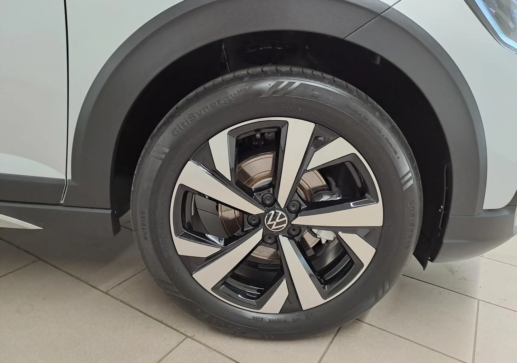 Gros plan sur la jante alliage 17 pouces Aberdeen bicolore du côté avant droit du Volkswagen Taigo 2025 couleur Reflet d'argent.