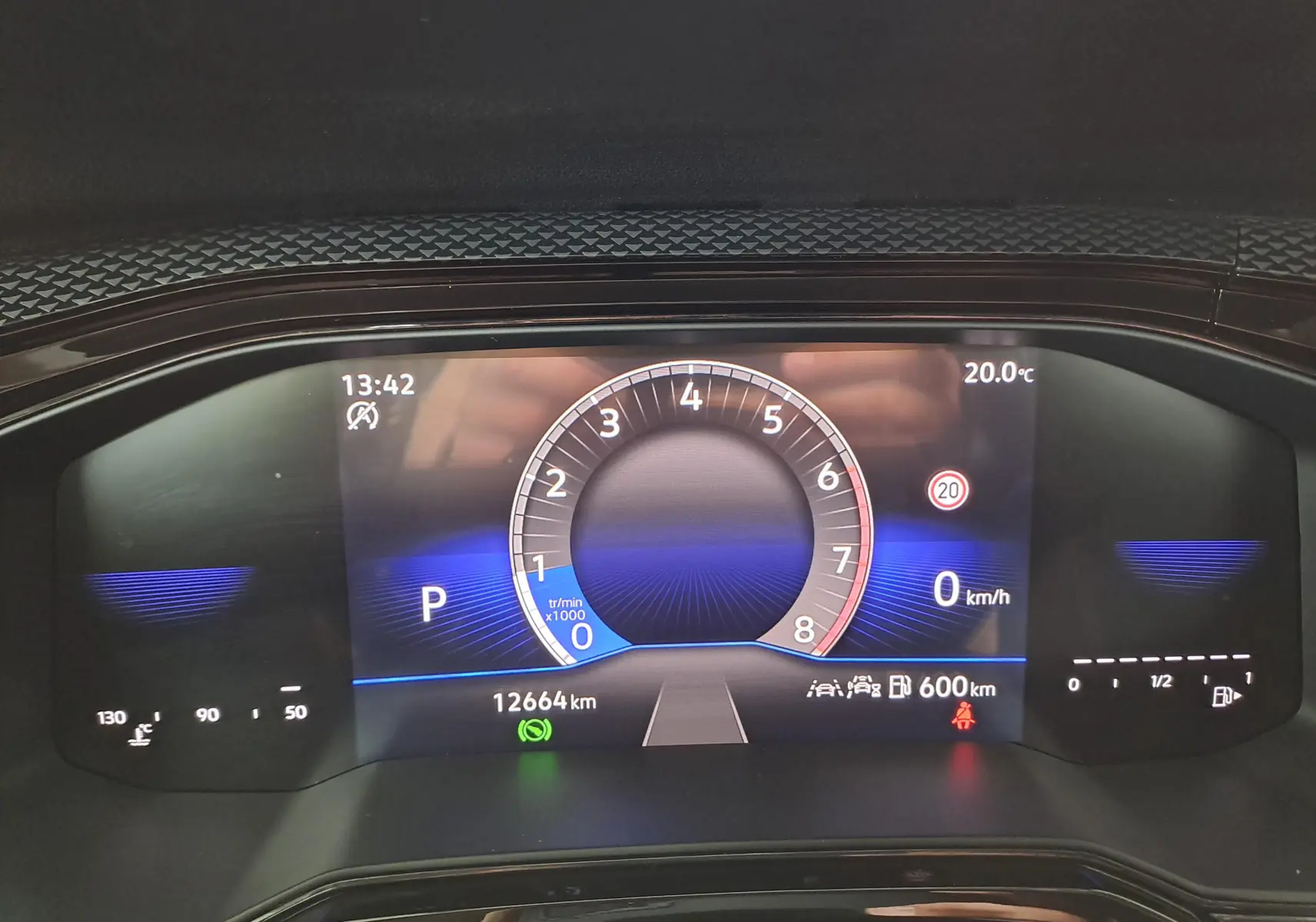Tableau de bord numérique du Volkswagen Taigo 2025 affichant la vitesse, le régime moteur et l'autonomie.