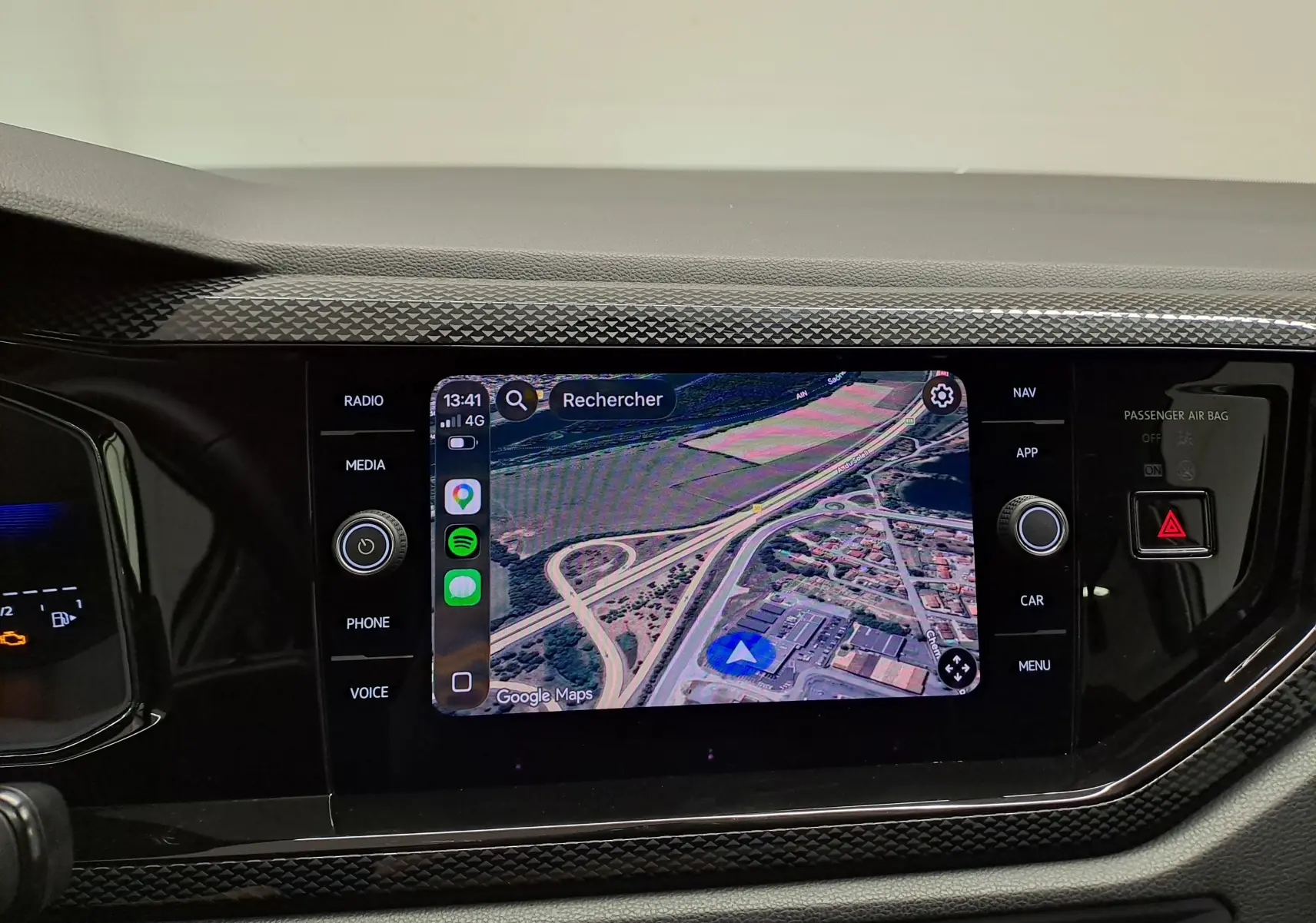 Tableau de bord du Volkswagen Taigo 2025 avec écran tactile central affichant une carte GPS en navigation.