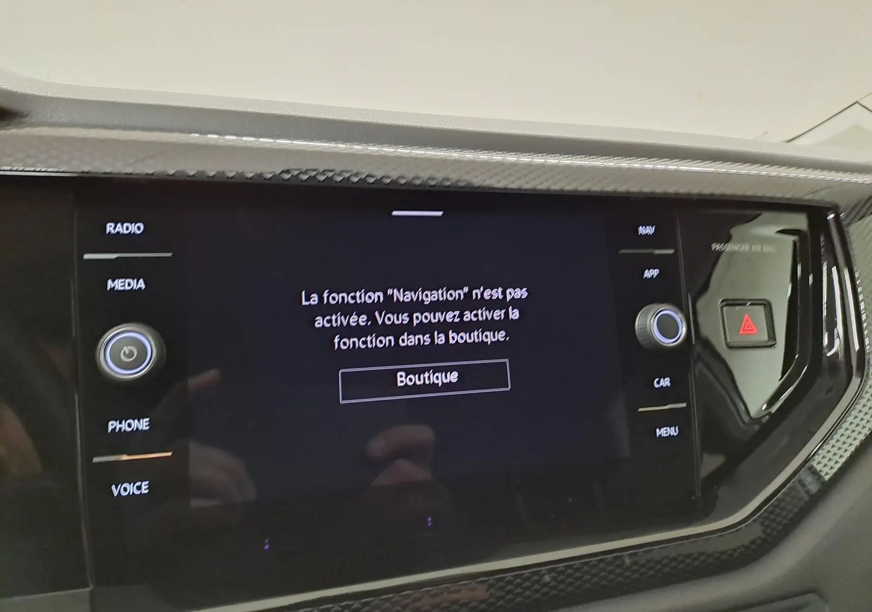 Vue rapprochée de l’écran tactile central du Volkswagen Taigo 2025 avec message d’activation de la navigation.