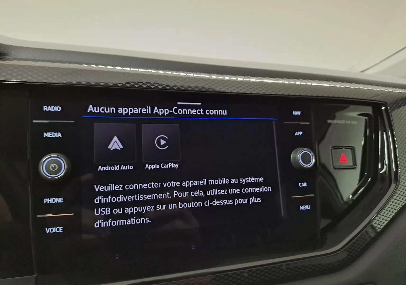 Vue rapprochée de l'écran tactile central du Volkswagen Taigo 2025, affichant le message de connexion App-Connect.