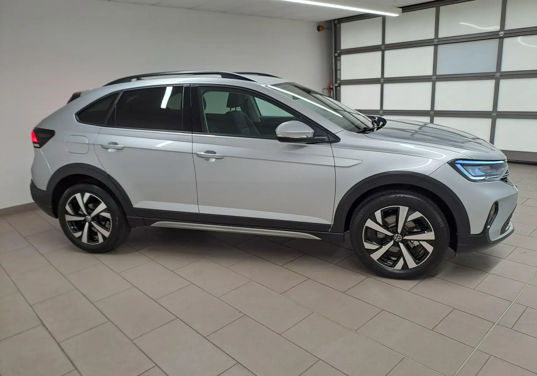 Vue de profil côté gauche du Volkswagen Taigo 2025 en Reflet d'Argent avec jantes alliage 17 pouces Aberdeen.