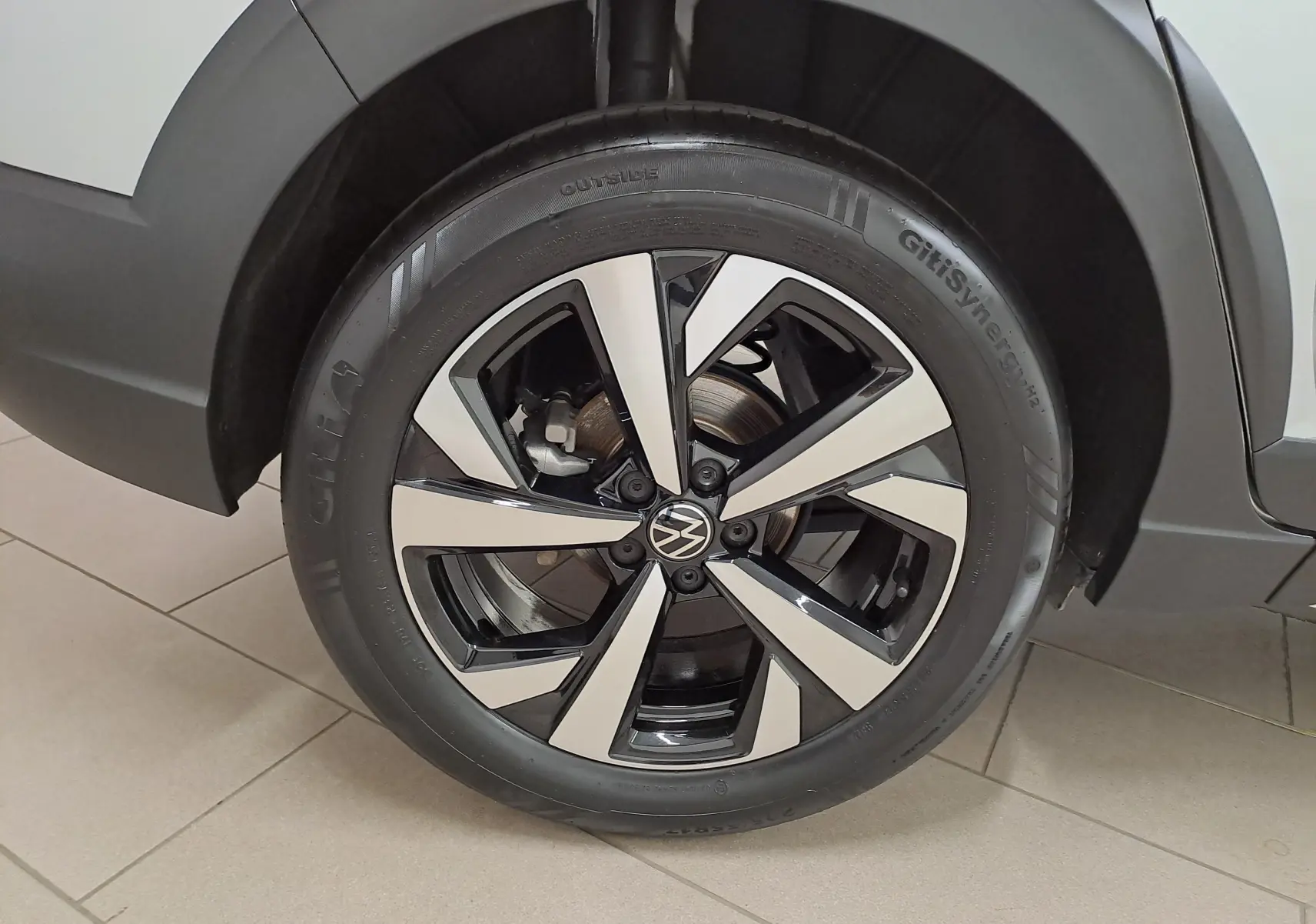 Gros plan sur la jante alliage 17 pouces Aberdeen bicolore du Volkswagen Taigo 2025 en Reflet d'Argent.
