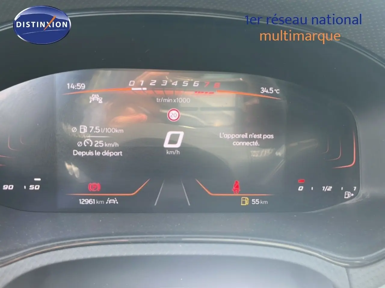 Tableau de bord numérique du SEAT Arona bleu Fjord, affichant la vitesse et les informations de conduite.