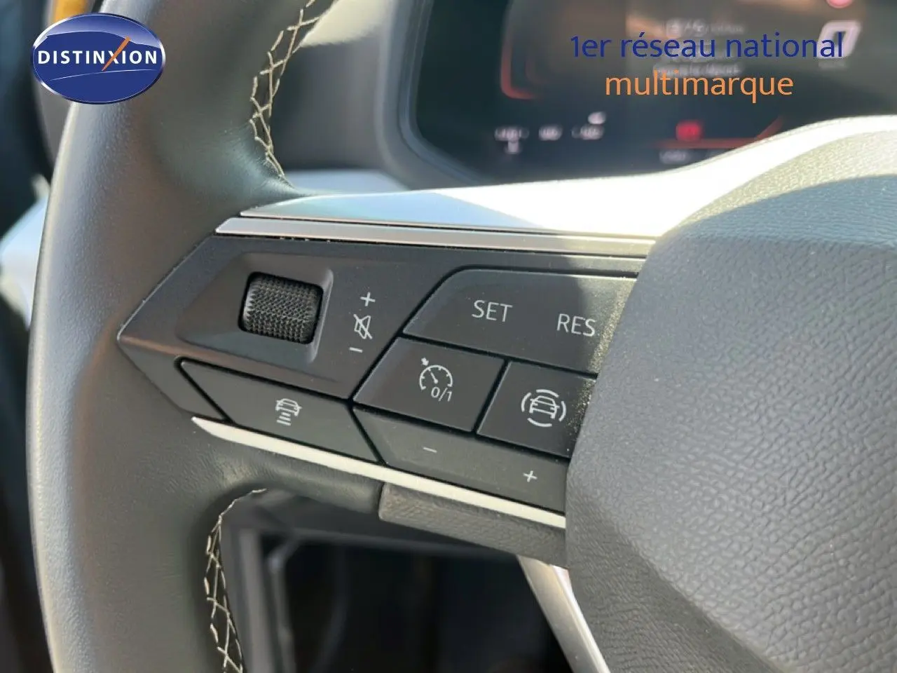 Gros plan sur les commandes au volant à gauche du SEAT Arona 2025, finition Style Special Edition, volant cuir noir.
