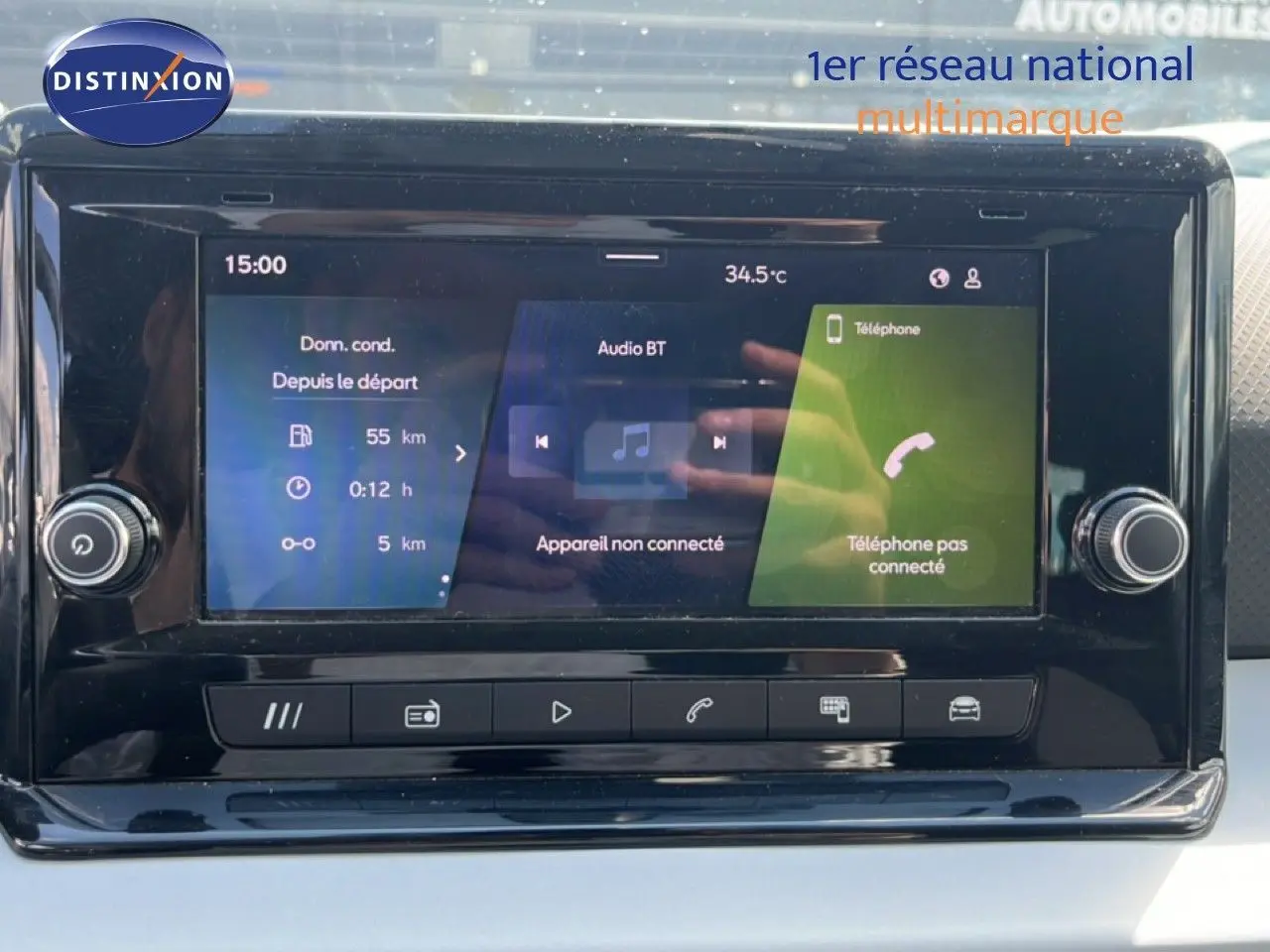 Écran tactile central du tableau de bord du SEAT Arona 2025, affichant les options audio et téléphone.