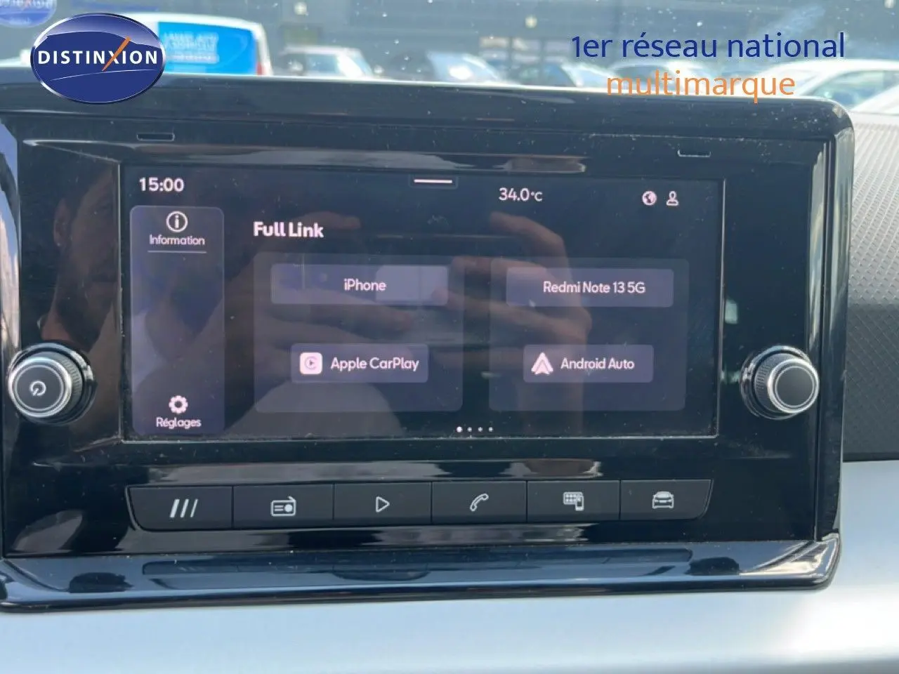 Écran tactile central du tableau de bord du SEAT Arona 2025, affichant les options Apple CarPlay et Android Auto.