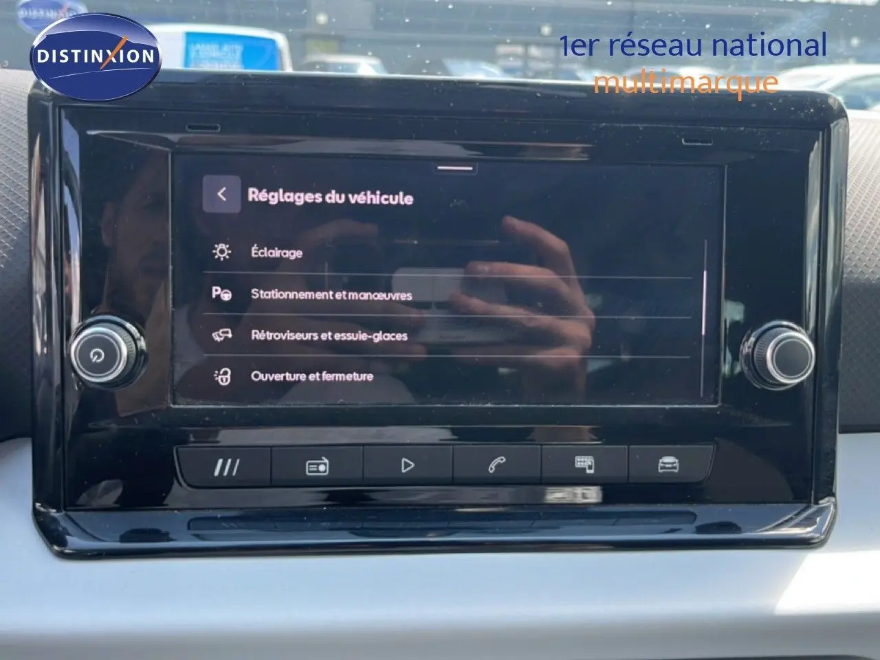 Écran tactile central du tableau de bord du SEAT Arona 2025, affichant les réglages du véhicule.