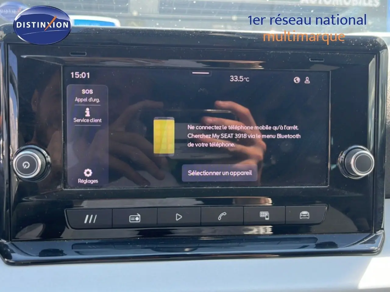 Écran tactile central du SEAT Arona 2025 affichant la connexion Bluetooth, entouré de commandes noires brillantes.