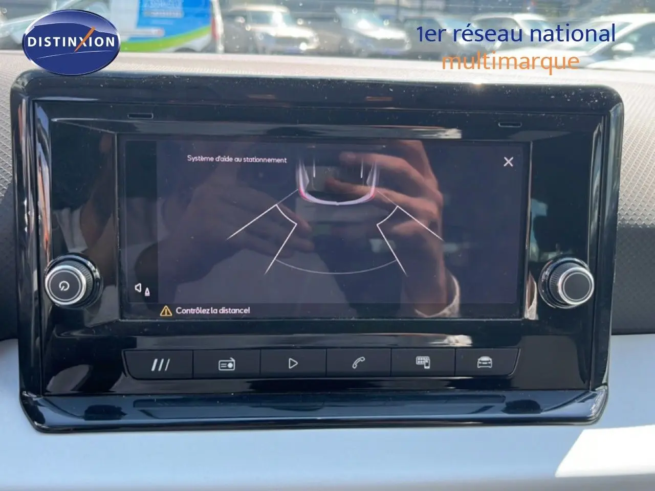 Écran tactile du système d’aide au stationnement dans le tableau de bord du SEAT Arona 2025.