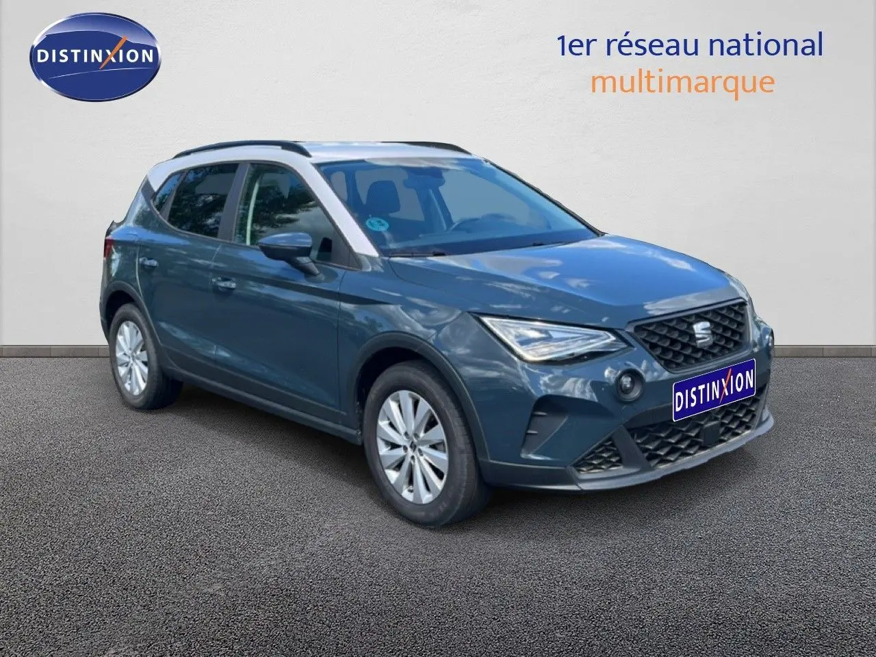 SEAT Arona bleu Fjord avec toit blanc, vue 3/4 avant mettant en valeur son design compact et moderne.