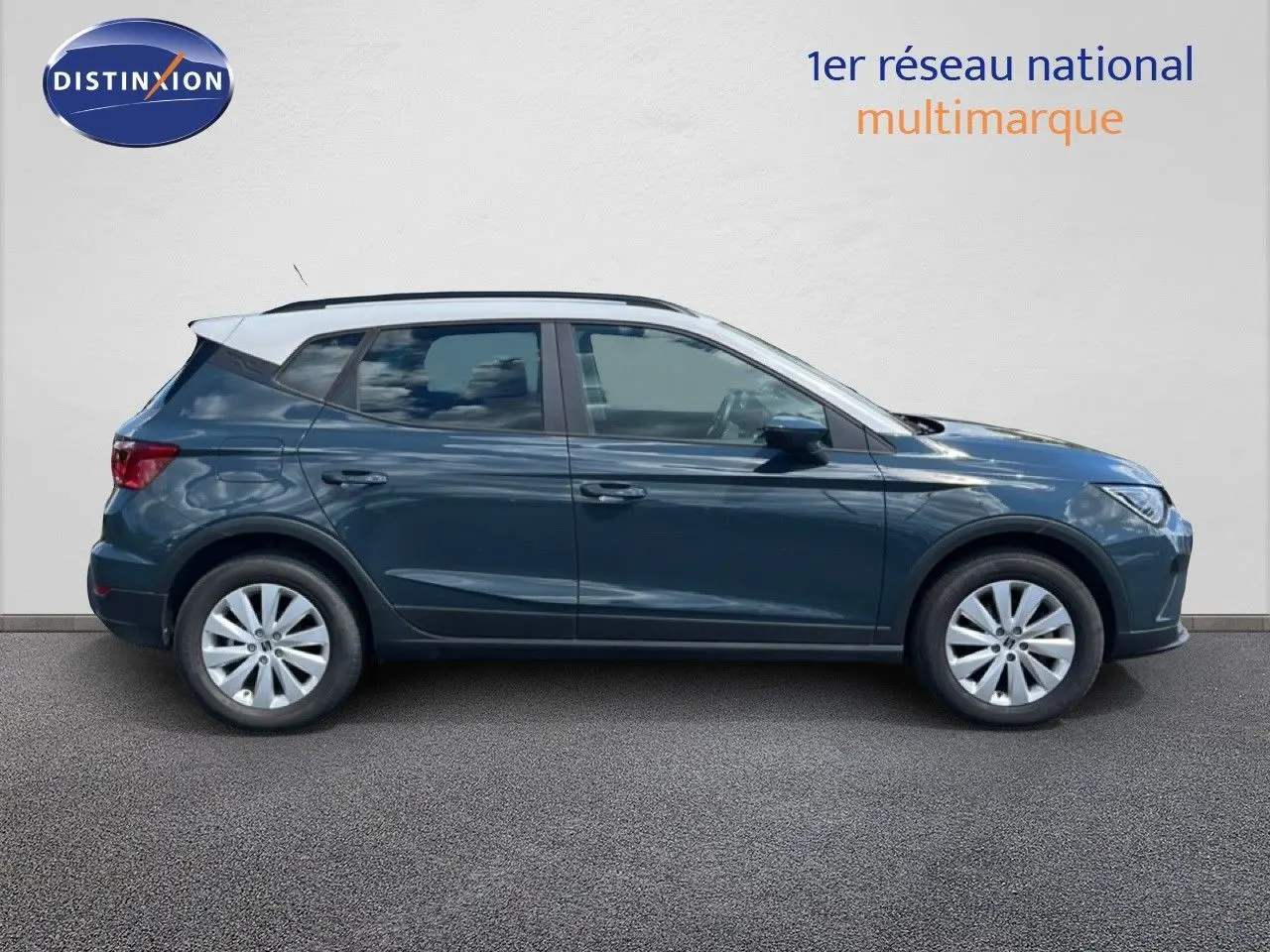 Vue de profil côté gauche d'un SEAT Arona bleu Fjord avec toit blanc, finition Style Special Edition 2025.
