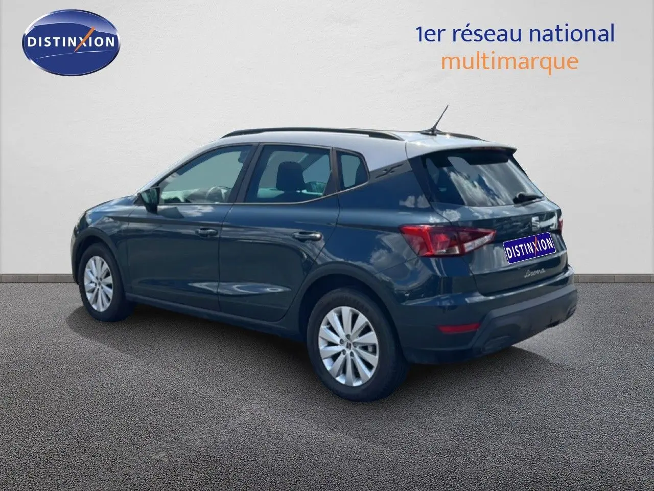 SEAT Arona bleu Fjord avec toit blanc, vue 3/4 arrière droit, jantes alliage et feux arrière LED visibles.