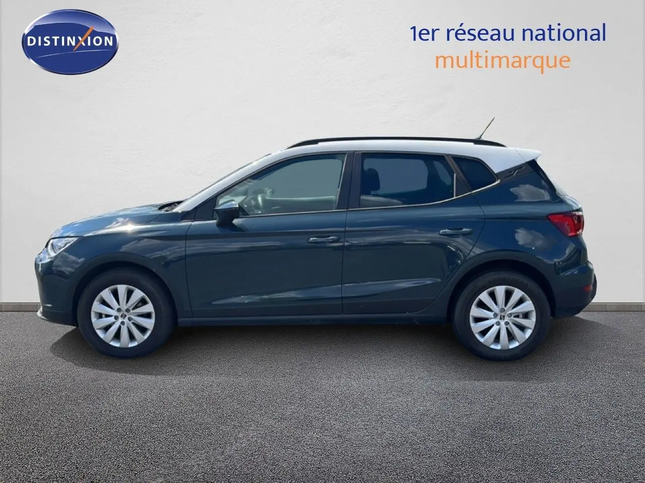 Vue latérale gauche d'une SEAT Arona bleu Fjord avec toit blanc, version 1.0 TSI 115CH Style Special Edition 2025.