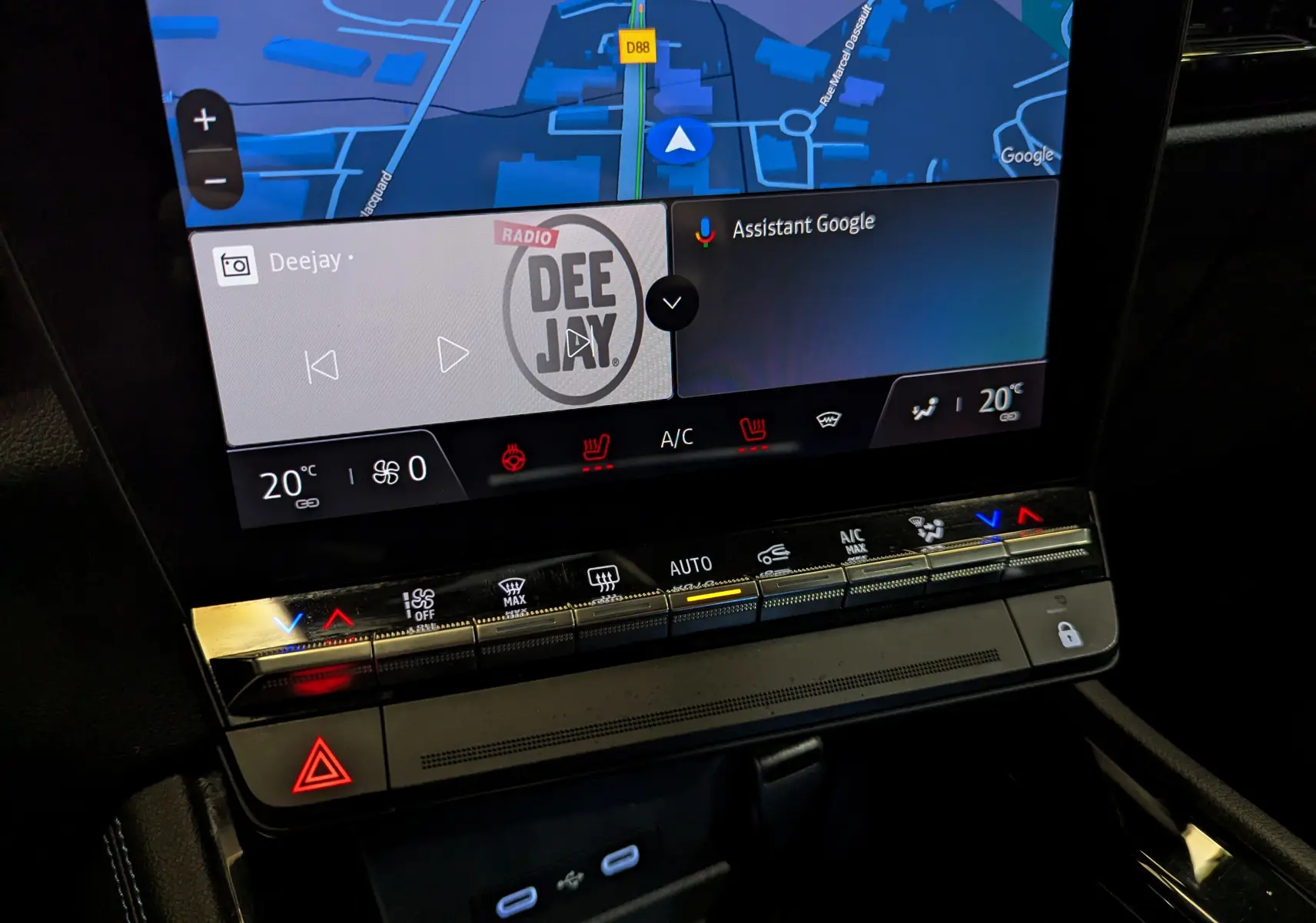 Vue rapprochée de l'écran tactile et des commandes climatisation du Renault Austral blanc nacré avec toit noir.