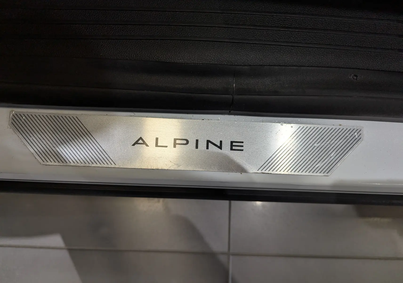 Plaque de seuil de porte ALPINE sur Renault Austral E-TECH blanc nacré, détail intérieur côté bas de porte.