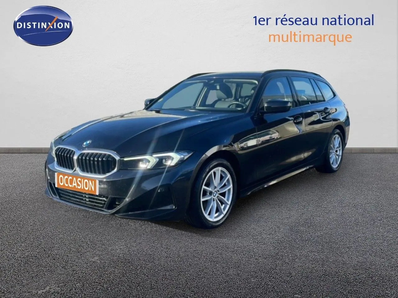 BMW Série 3 Touring F31 noir saphir en 3/4 avant droit, avec jantes argentées et calandre distinctive BMW.