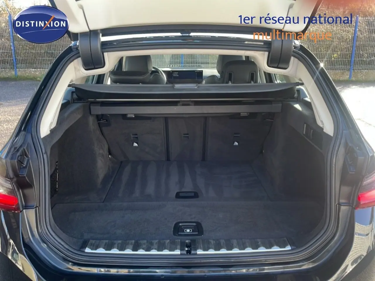 Vue arrière ouverte du coffre spacieux d'une BMW Série 3 Touring F31 noire, mettant en valeur l'intérieur propre et bien agencé.