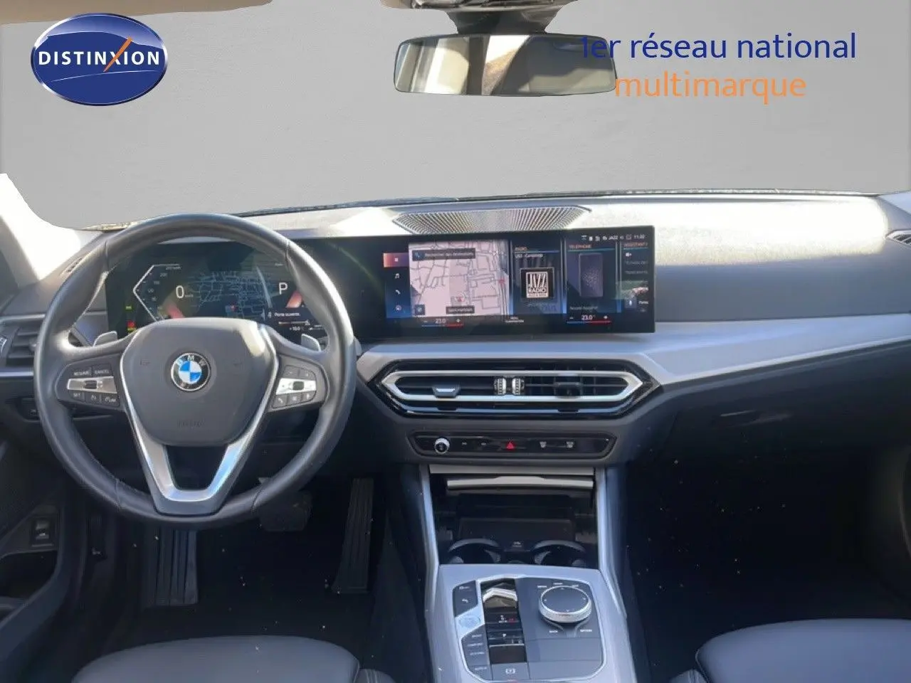 Intérieur noir de la BMW Série 3 Touring F31 316d 2022, vue frontale sur le tableau de bord et volant multifonction.