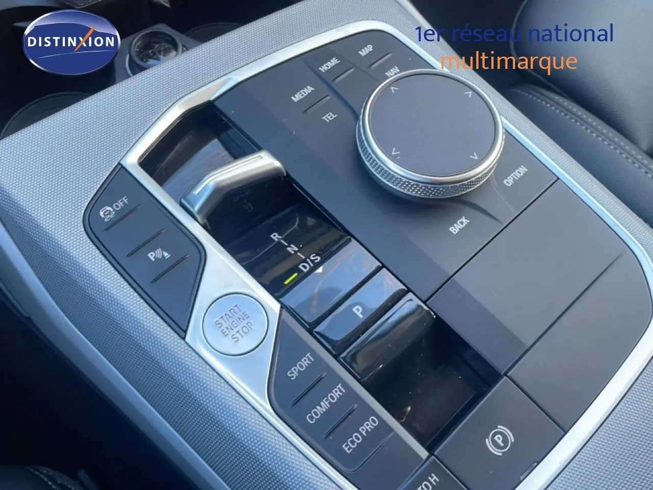 Gros plan sur la console centrale de la BMW Série 3 Touring F31 noire, montrant le sélecteur de boîte automatique et les commandes de mode de conduite.