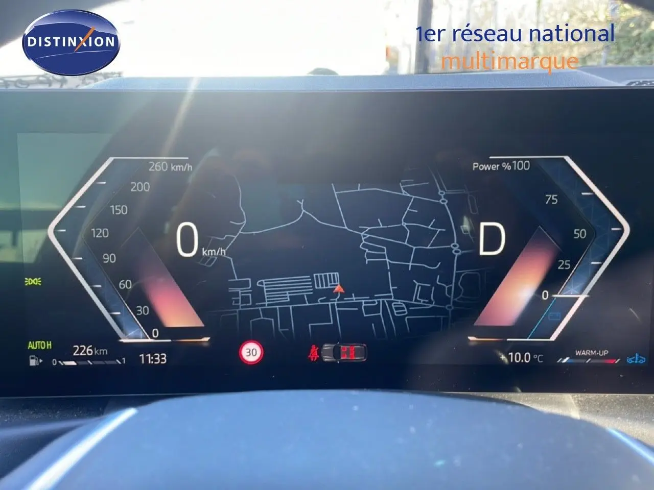 Tableau de bord numérique de BMW Série 3 Touring F31 noir, affichant la carte et les indicateurs de vitesse et puissance.