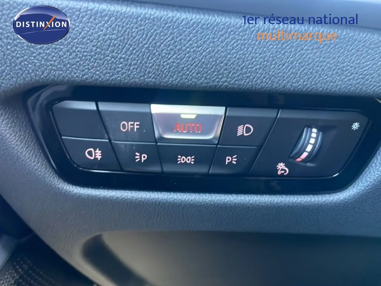 Gros plan sur les commandes d’éclairage intérieures de la BMW Série 3 Touring F31 noire, avec réglage automatique activé.