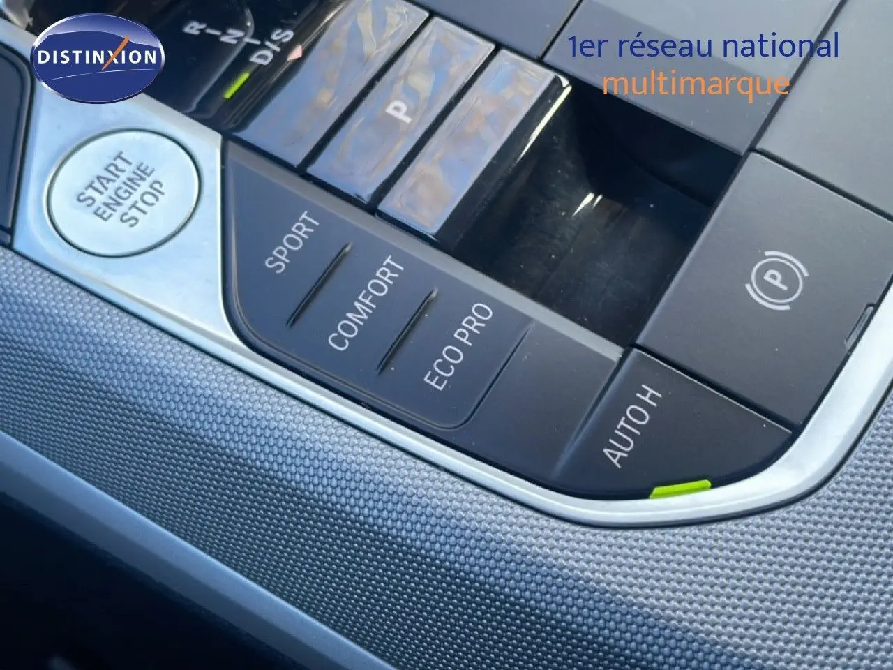 Gros plan sur la console centrale noire avec boutons de modes de conduite et démarrage dans une BMW Série 3 Touring F31.