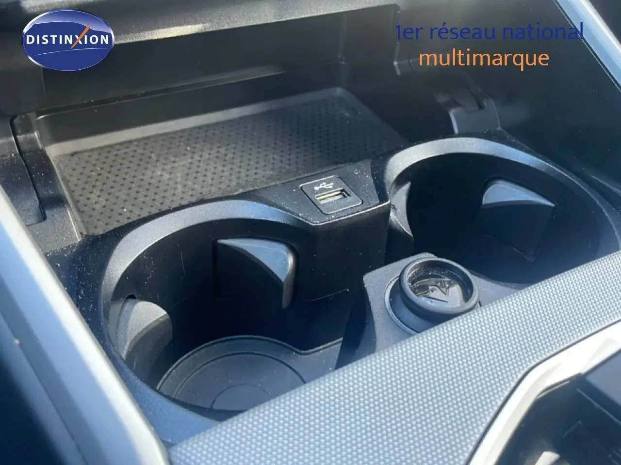 Gros plan sur les porte-gobelets et prise USB du compartiment central d’une BMW Série 3 Touring F31 noir saphir.