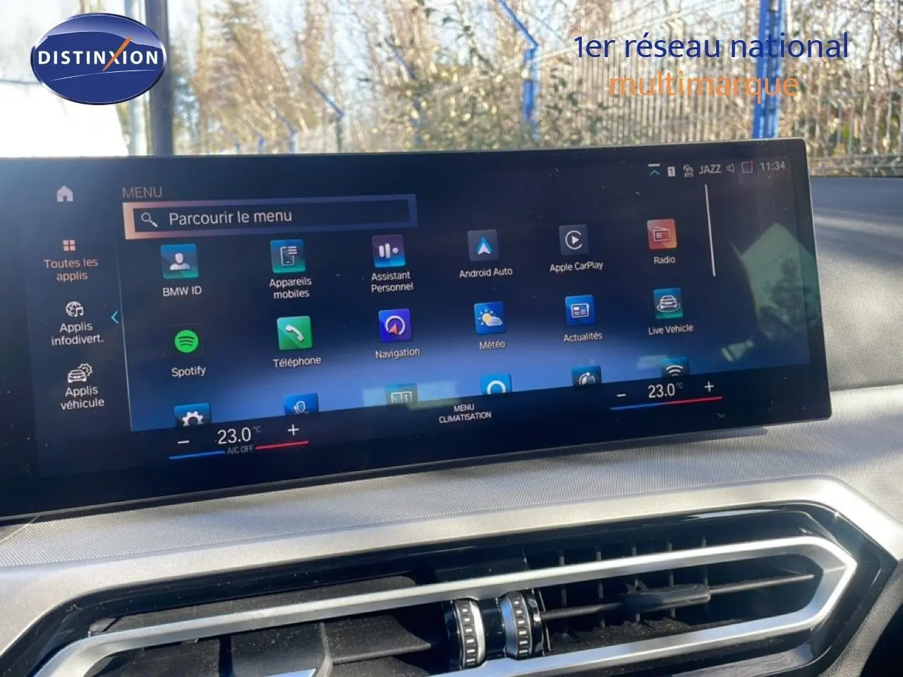 Vue avant intérieure du tableau de bord de la BMW Série 3 Touring F31 noire, avec écran tactile multimédia allumé.