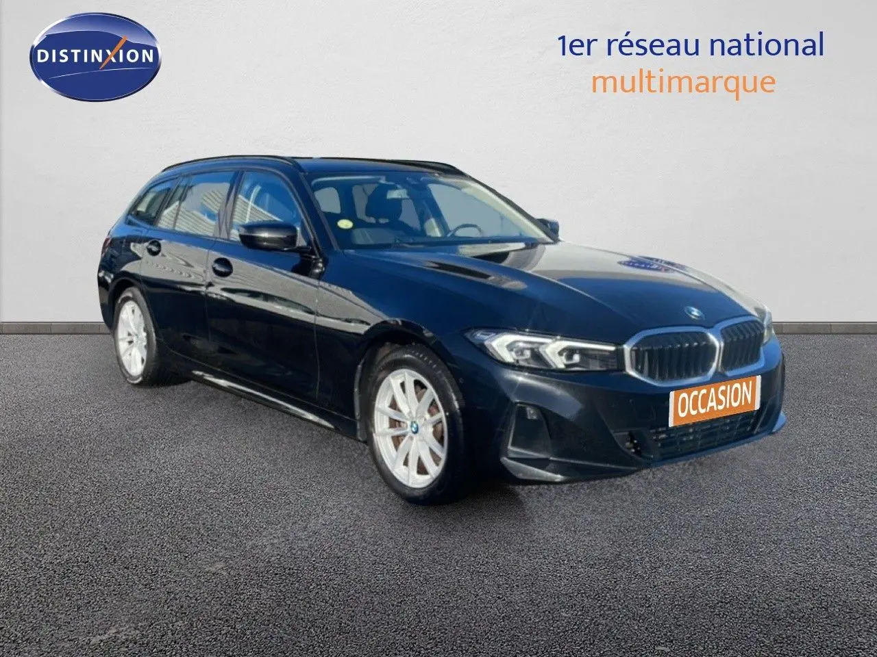 BMW Série 3 Touring F31 noire vue en 3/4 avant droit, avec jantes argentées et calandre caractéristique BMW.
