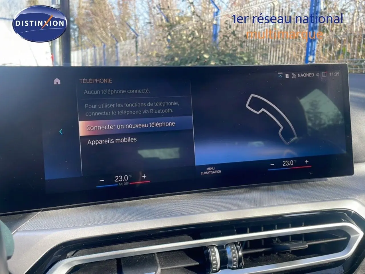 Vue intérieure du tableau de bord de la BMW Série 3 Touring F31 noire, écran tactile affichant le menu téléphone et climatisation.