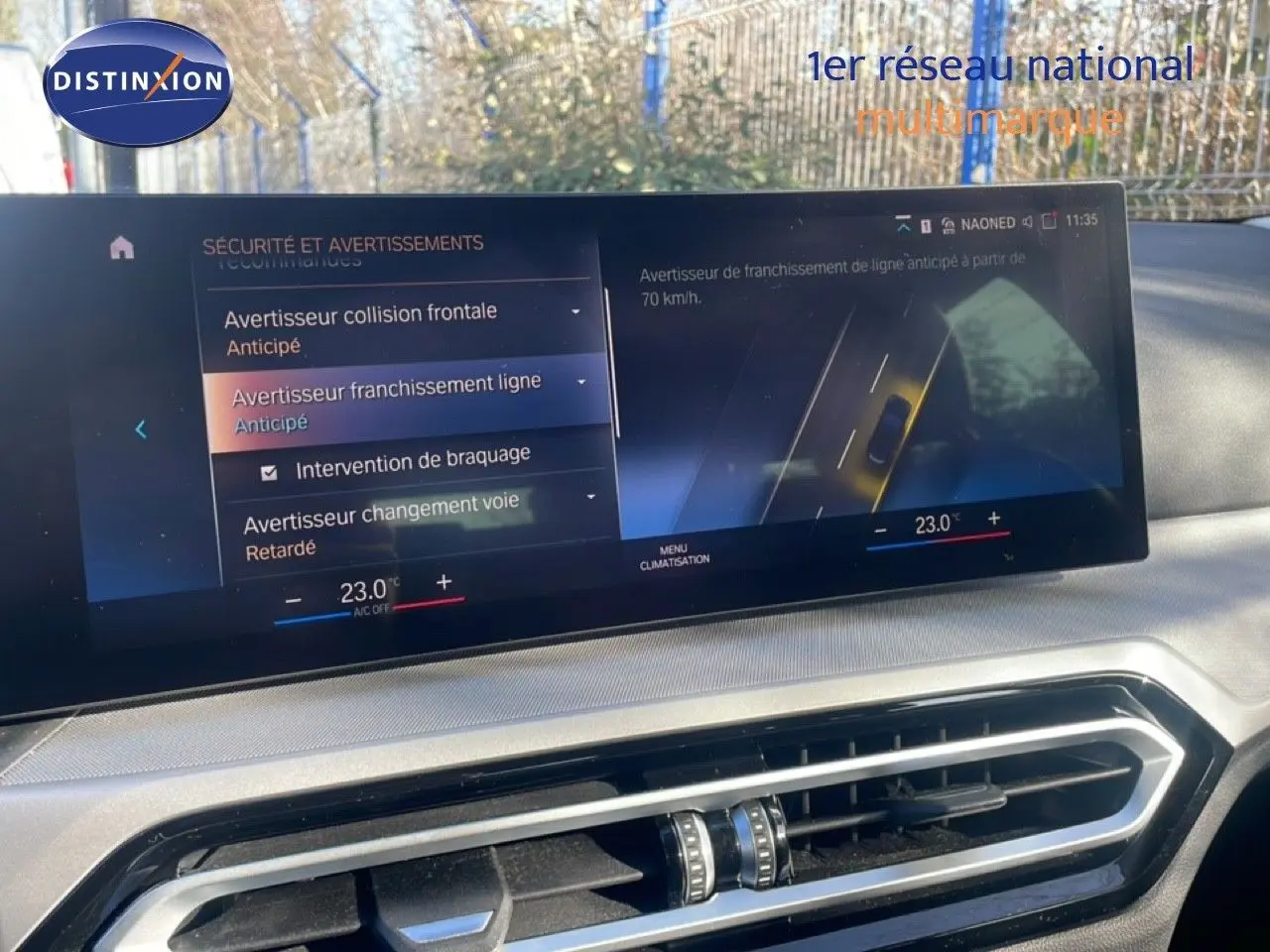 Écran tactile intérieur de BMW Série 3 Touring 316D 2022 affichant les réglages d’assistance à la conduite et climatisation.