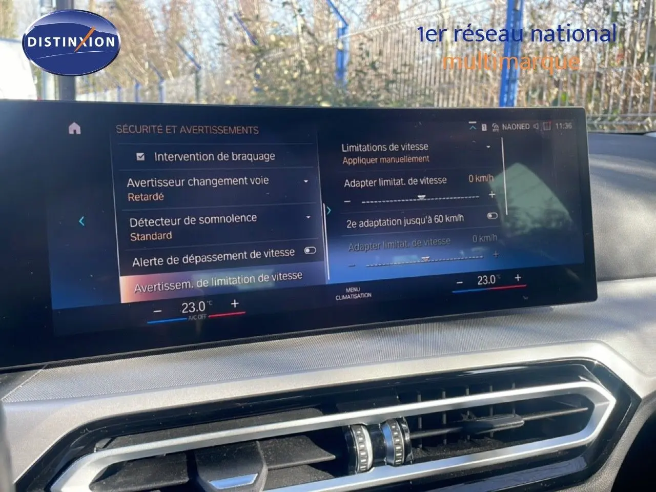 Écran tactile central affichant les réglages de sécurité et avertissements dans l’habitacle d’une BMW Série 3 Touring noire.