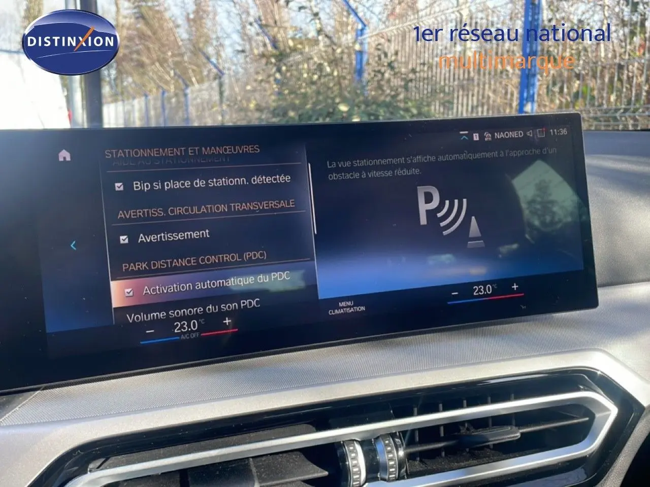 Vue intérieure du tableau de bord de la BMW Série 3 Touring F31 noire, avec écran tactile affichant les options de stationnement et climatisation.