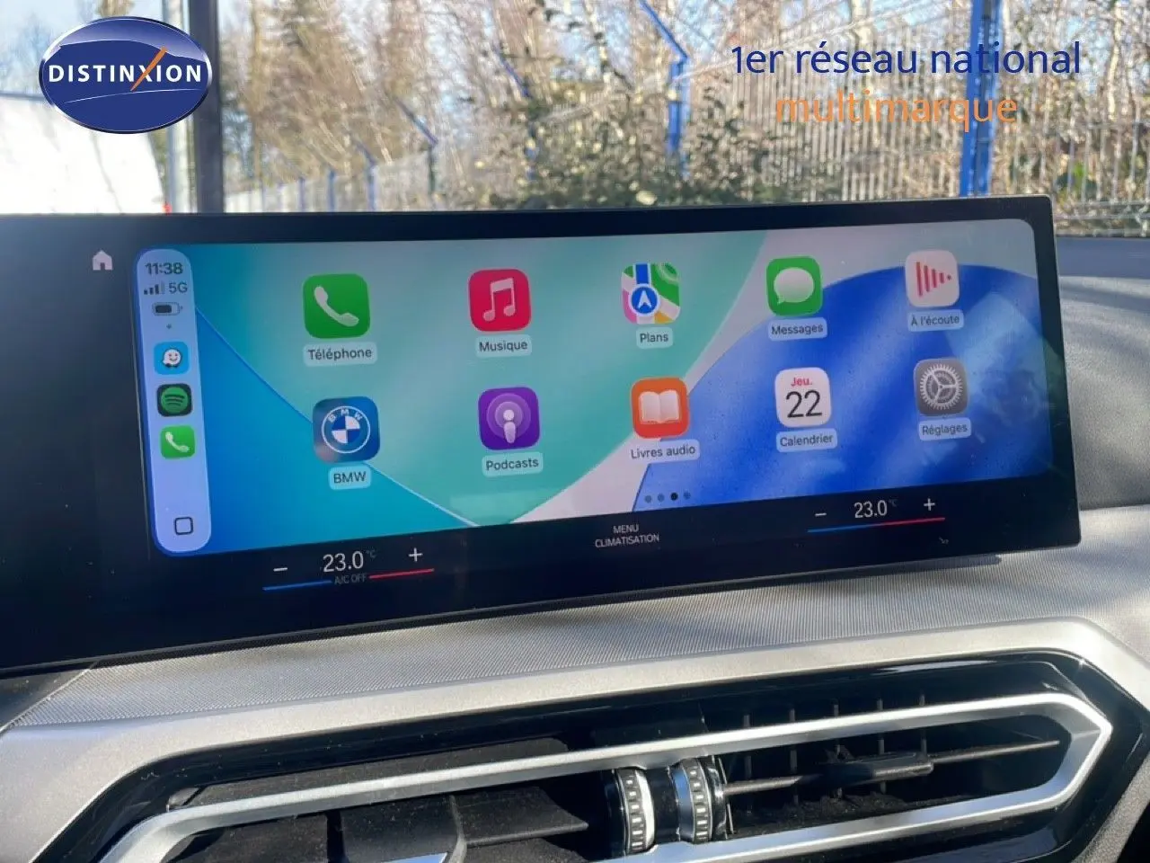 Vue intérieure centrée sur l'écran tactile multimédia de la BMW Série 3 Touring F31 noire, affichant les applications connectées.