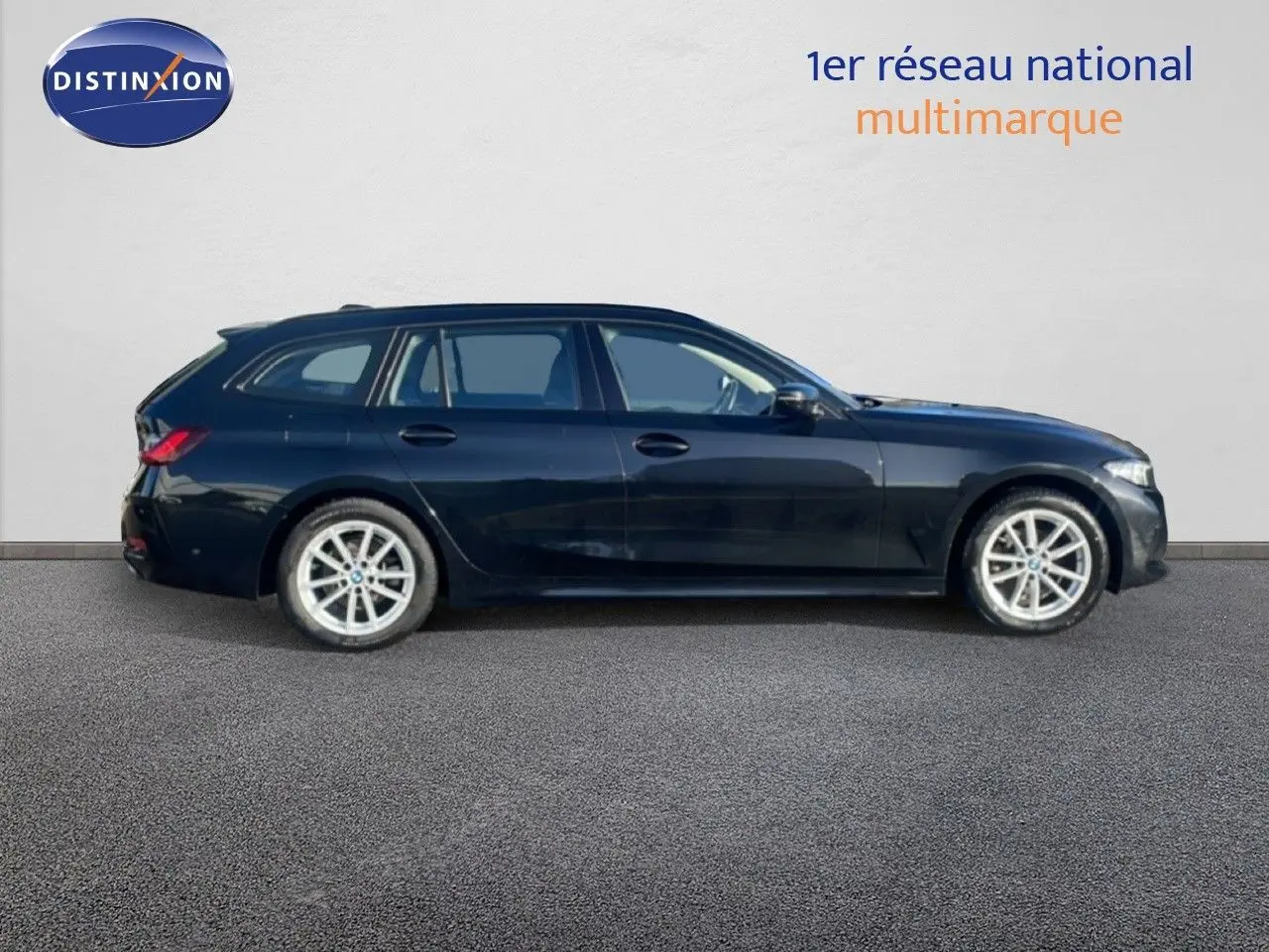 BMW Série 3 Touring F31 noir sapphire vue de profil côté gauche sur fond neutre avec jantes alliage argentées.