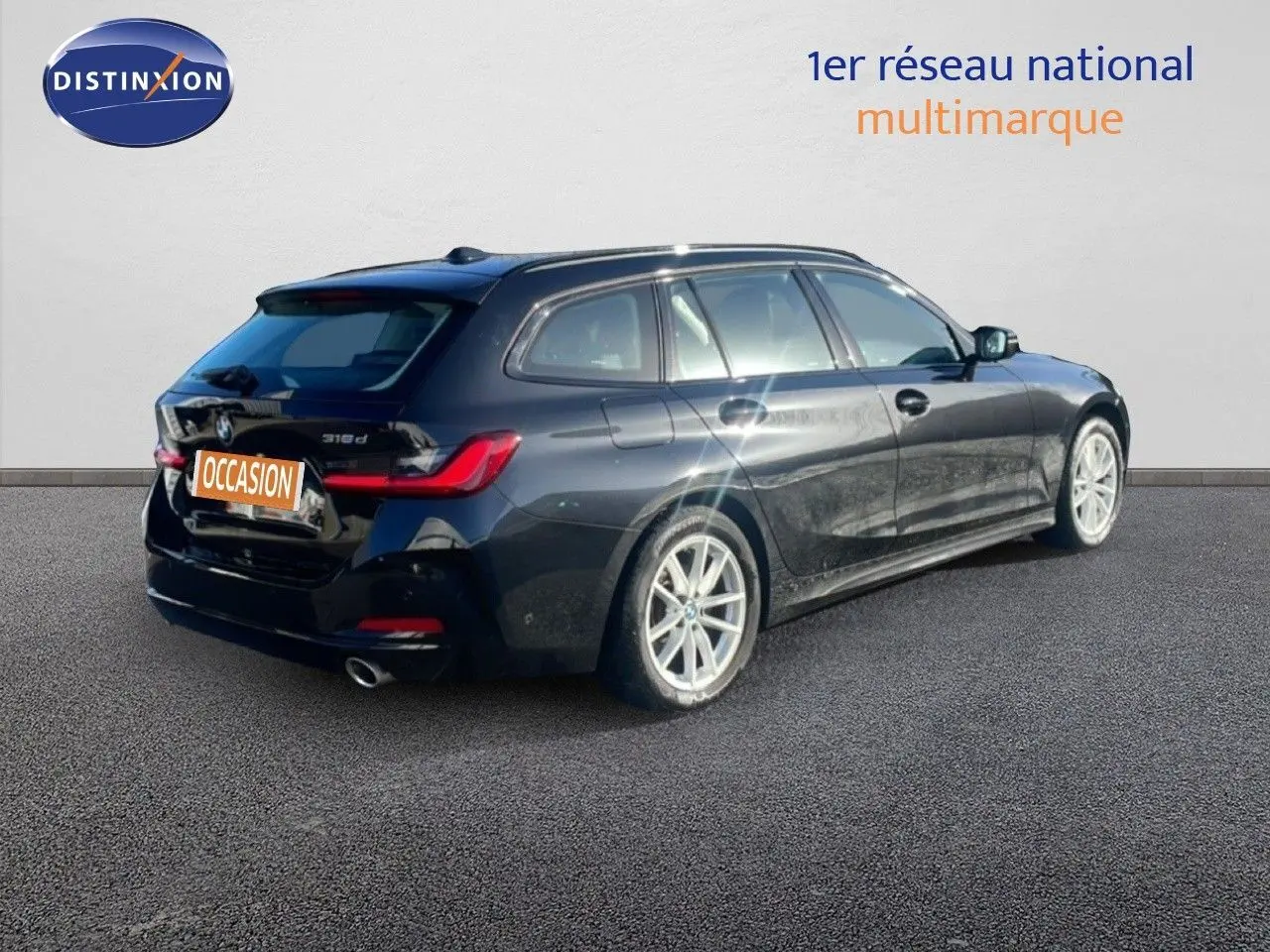 BMW Série 3 Touring F31 noir saphir vue 3/4 arrière droit, avec jantes alliage et feux arrière LED distinctifs.