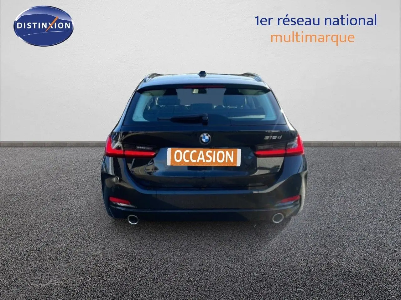 Vue arrière d'une BMW Série 3 Touring F31 noire, avec feux LED et double sortie d'échappement visibles.