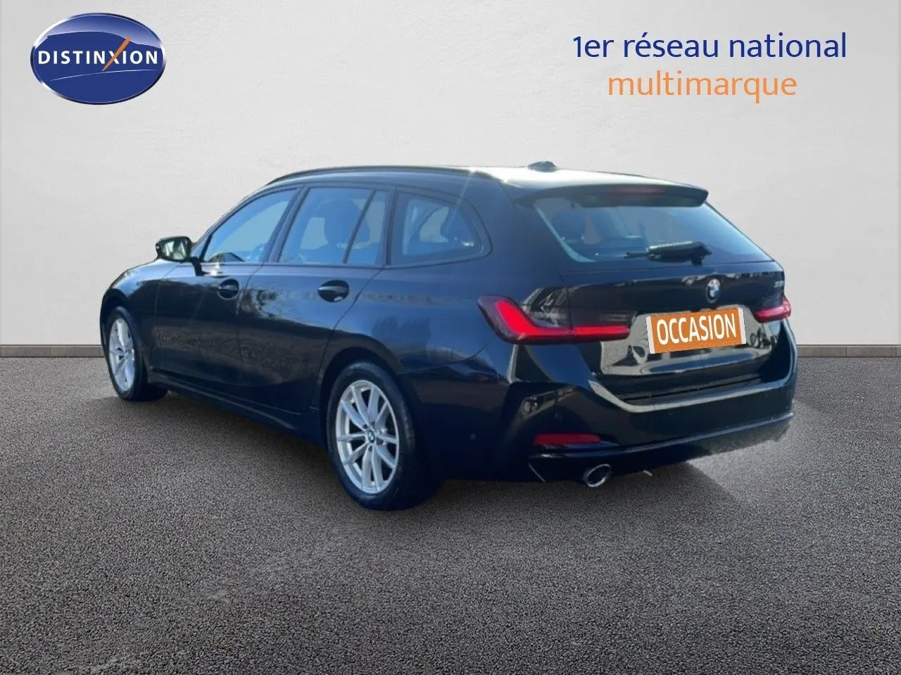 BMW Série 3 Touring F31 noir saphir vue 3/4 arrière droit, avec feux arrière LED et jantes alliage argentées.