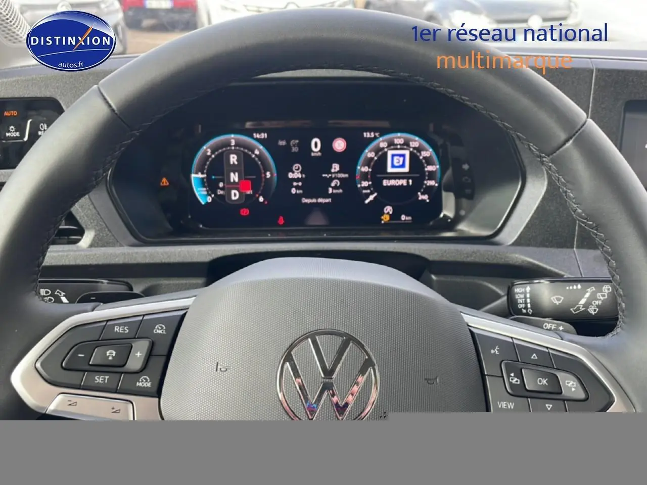 Vue intérieure centrée sur le volant cuir multifonction et le tableau de bord numérique du Volkswagen Caddy 2025.