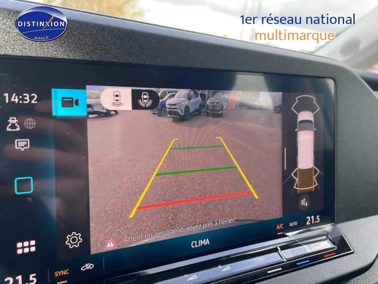 Écran tactile intérieur montrant la caméra de recul du Volkswagen Caddy gris indien, avec guidage de trajectoire.