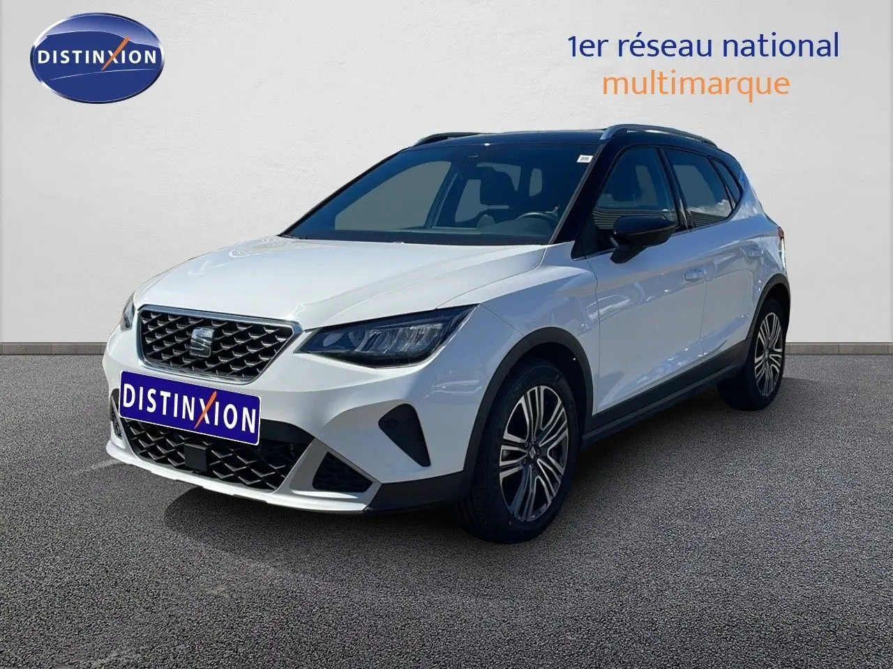 SEAT Arona blanc Nevada métal avec toit noir, vue 3/4 avant droit, jantes alliage et calandre distinctive.