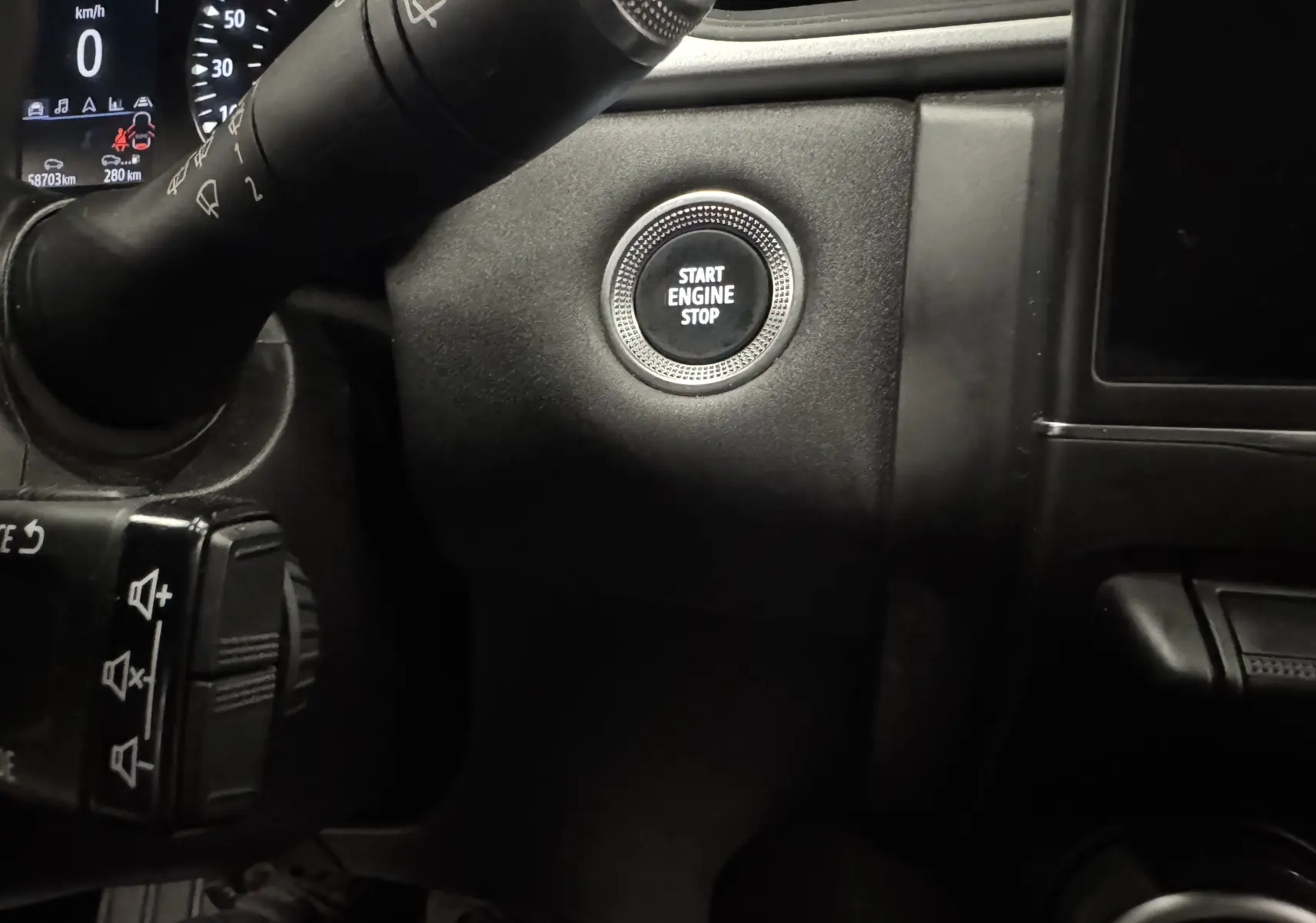Gros plan sur le bouton Start Engine Stop et le tableau de bord noir du Renault Captur TCE 90 CH Business 2021.
