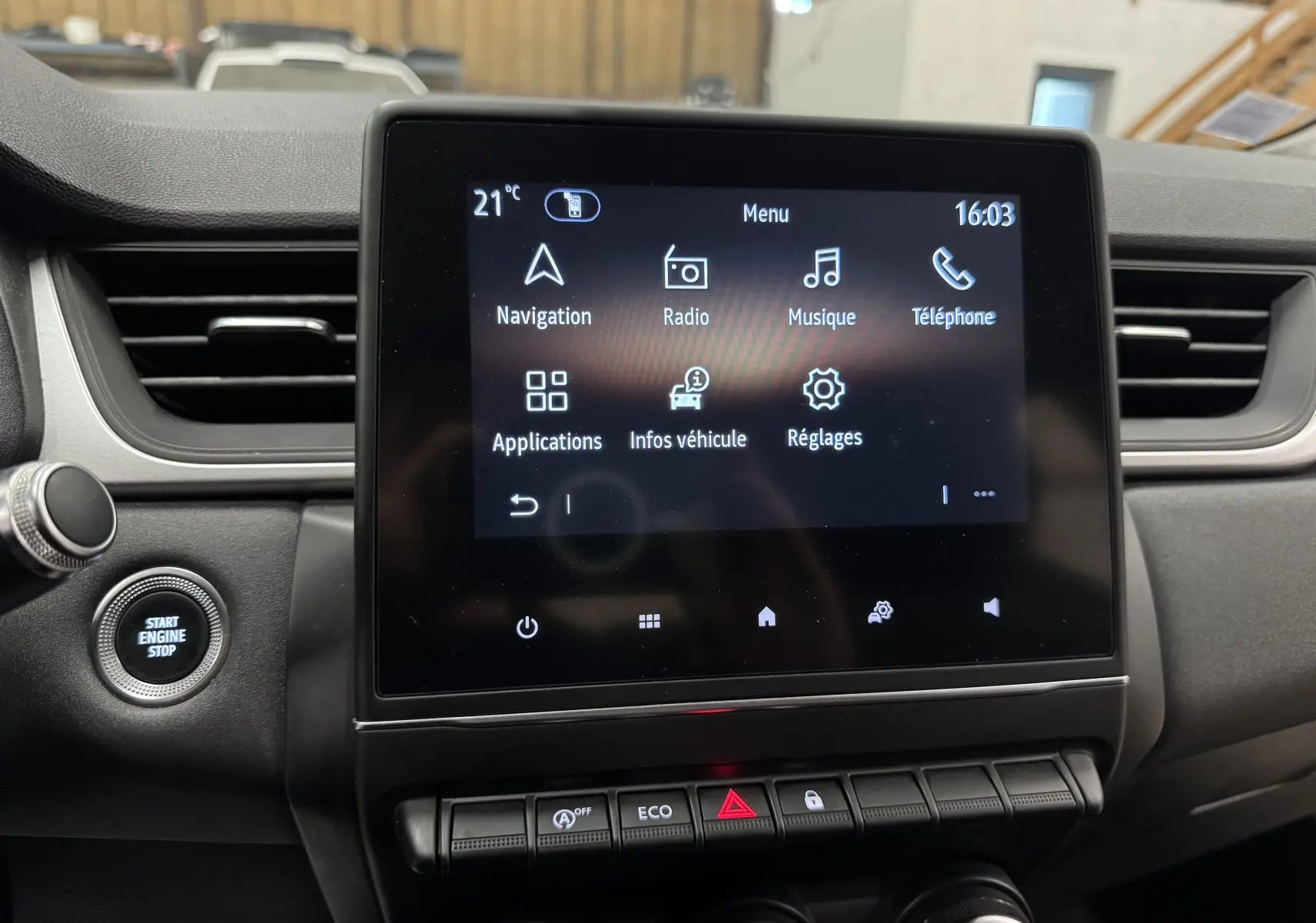 Écran tactile central du tableau de bord du Renault Captur 2021 avec menu multimédia et bouton Start/Stop visible.