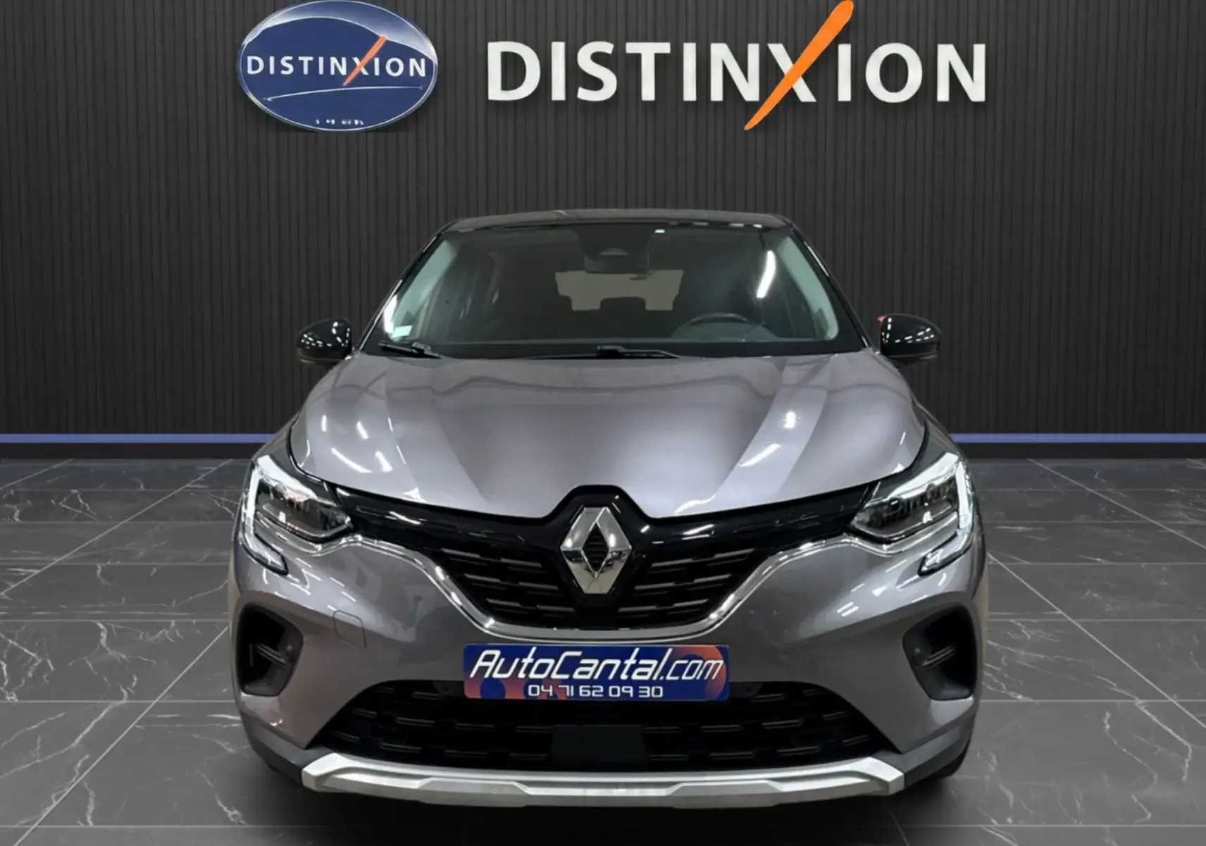 Vue de face du Renault Captur TCE 90 Business gris foncé avec toit noir, éclairage LED et calandre noire brillante.