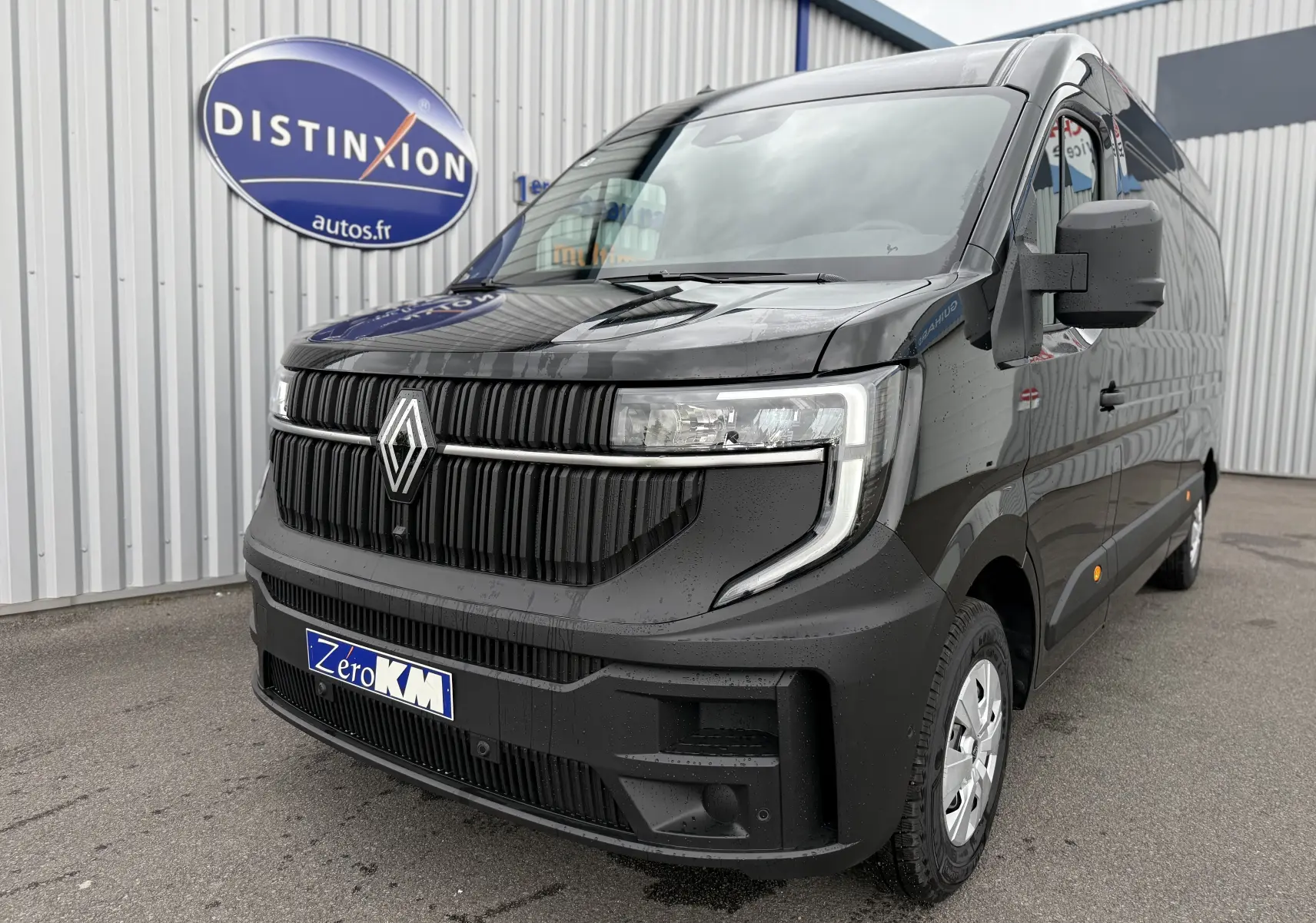 Vue 3/4 avant d'un Renault Master noir nacré 2024 avec calandre noire et phares LED distinctifs.