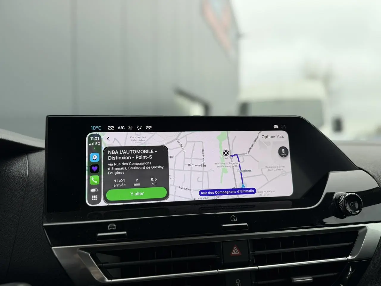 Écran tactile 10 pouces du GPS affichant un itinéraire dans l’habitacle d’une Citroën C4 2024.