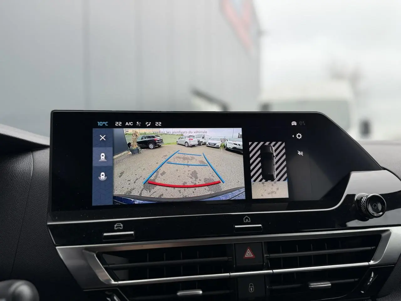 Écran tactile central montrant la caméra de recul d'une Citroën C4 2024, intérieur noir avec détails modernes.